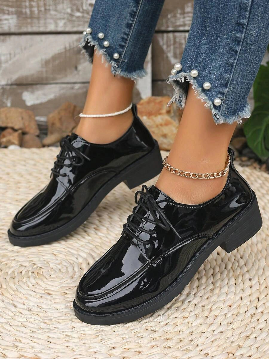 Elegantes zapatos Oxford de charol, estilo clásico
