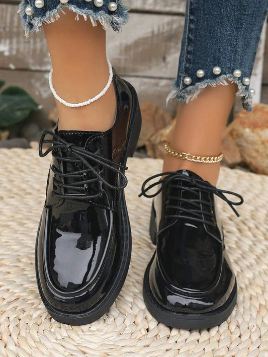 Elegantes zapatos Oxford de charol, estilo clásico